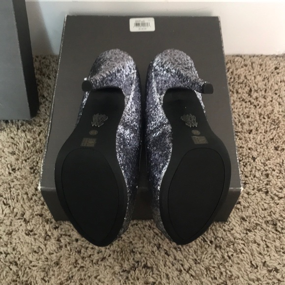 Shoes - Picture 7 of 8